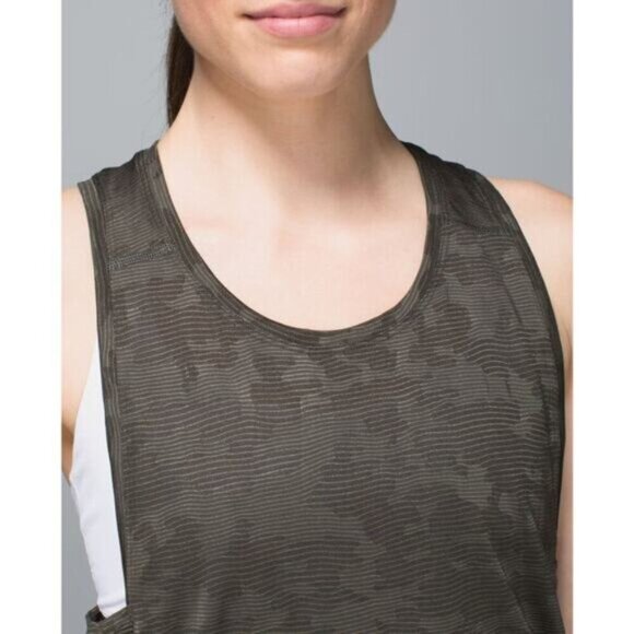 Lululemon Run For Days Tank in Deep Camo Size 4 - Picture 4 of 9